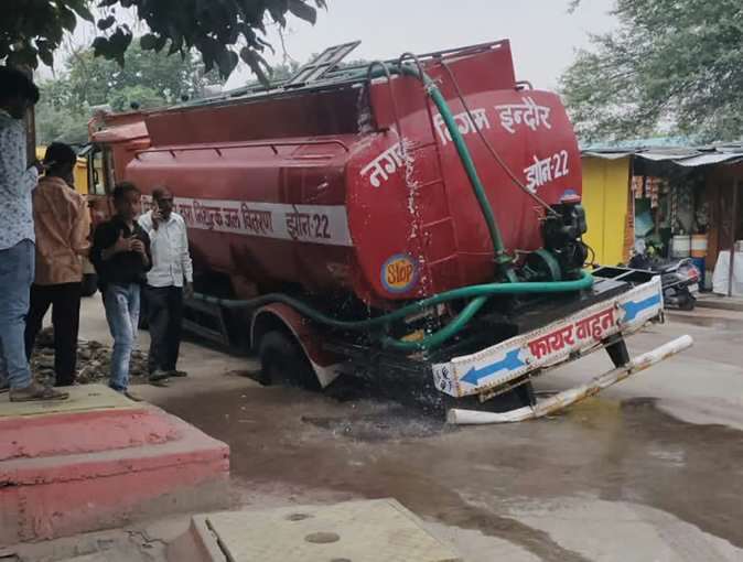 indore-road-collapse-bombay-hospital-sewerage-chamber-leakage